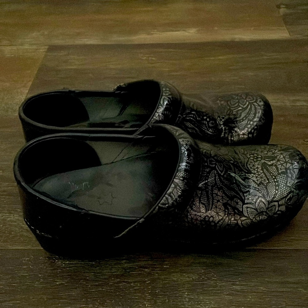 Dansko shoes size 39. Very comfortable no longer needed